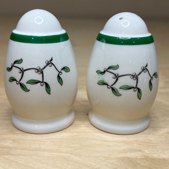 Vintage Spode Salt and Pepper Shaker Set in Christmas Tree Pattern - Picture 4 of 7